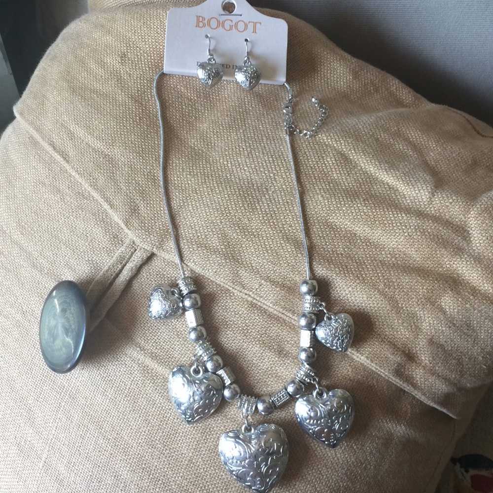 Silver tone Heart Necklace and Earring Set ❤️